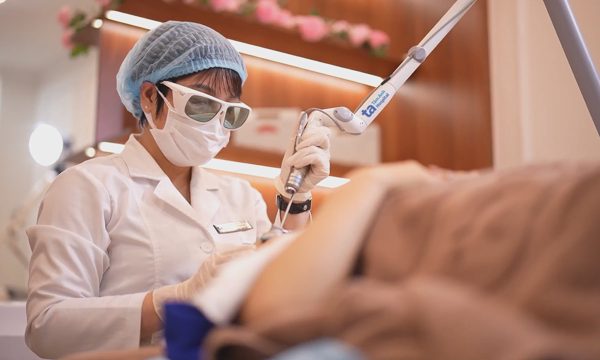 Có nên peel da khi bị cháy nắng?