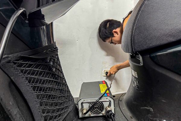 Có nên sạc xe máy điện tại ổ cắm điện trong nhà qua dây nối dài?