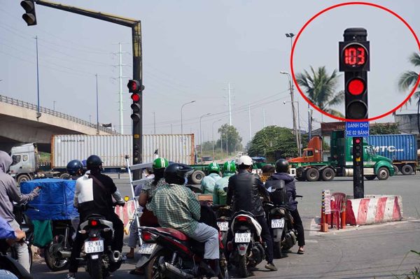 Có nên tắt máy khi dừng đèn đỏ lâu hay để xe nổ máy liên tục?