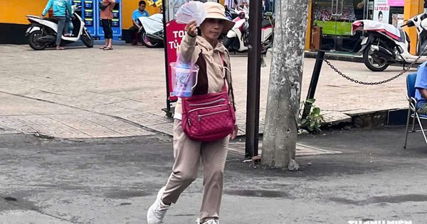 Có người nghèo bán vé số dạo thành 'con nợ': Rủi ro dồn về phía yếu thế