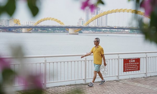 Có phải đi bộ nhiều khiến khớp gối mòn nhanh hơn?