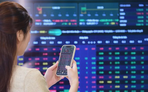 Cổ phiếu lao dốc, làm sao tránh bị bán giải chấp khi dùng margin?