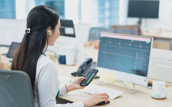 Cổ phiếu ngân hàng, chứng khoán diễn biến trái chiều sau khi vào rổ FTSE