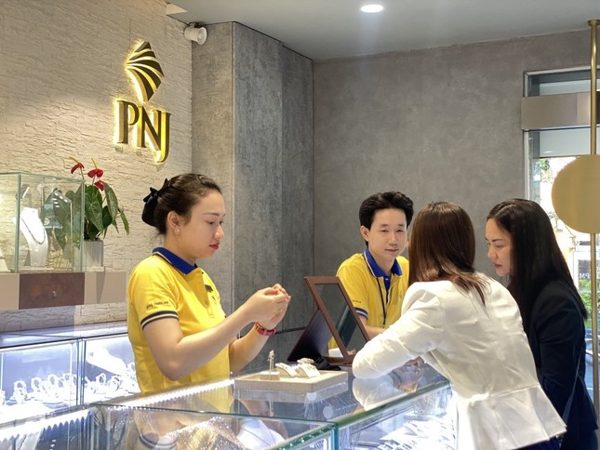 Cổ phiếu PNJ tăng kịch trần, Novaland ngược dòng