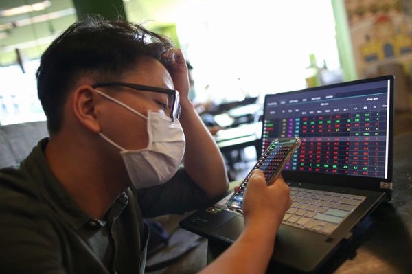 Cổ phiếu trụ gây thất vọng, VN-Index lại mất mốc 1.700 điểm
