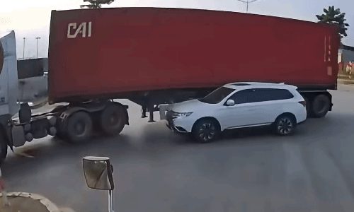 Cố rẽ cạnh xe container, ôtô con toạc đầu