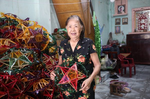 Có thể là mùa làm đèn ông sao cuối cùng của một gia đình