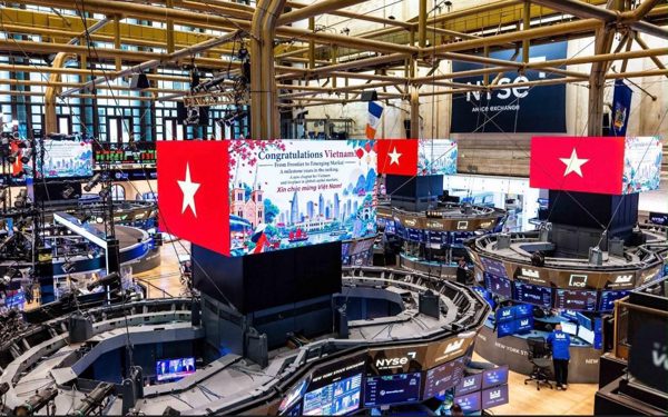 Cờ Việt Nam xuất hiện nổi bật trên bảng điện tử Sở Giao dịch Chứng khoán New York
