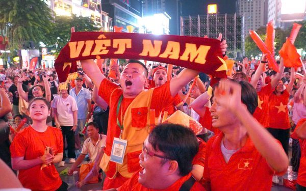 Cổ vũ tuyển Việt Nam đá Pakistan tại phố đi bộ Nguyễn Huệ