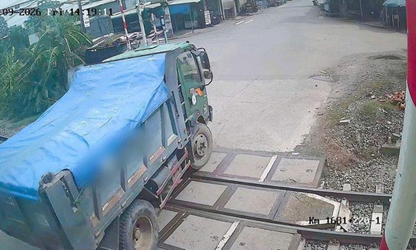 Cố vượt đèn đỏ đường sắt, hai tài xế ô tô trả giá đắt