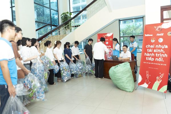 Coca-Cola mở rộng 30 điểm thu gom bao bì tại Hà Nội và TPHCM