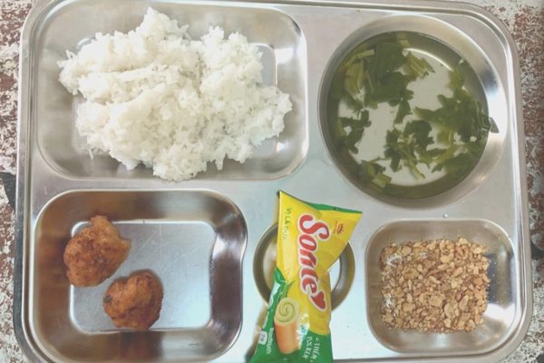 Cơm bán trú chỉ có ít muối lạc, 2 viên thịt: Chủ tịch tỉnh chỉ đạo kiểm tra