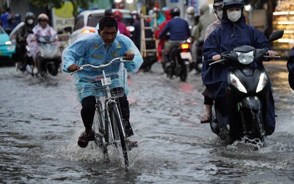 Combo 'mưa lớn lúc triều cường' tại TP.HCM khiến nhiều người dân mệt mỏi
