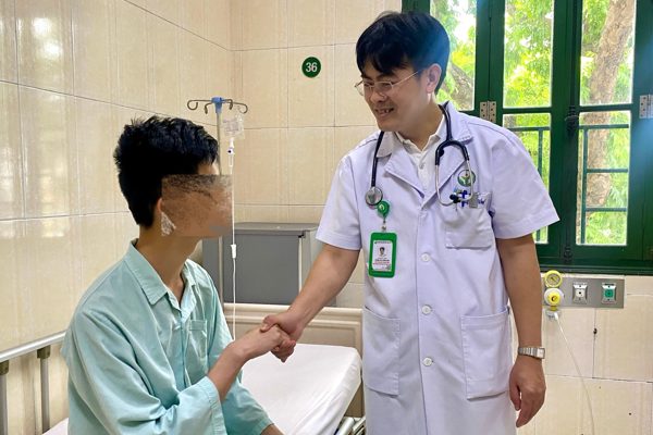 Con có BHYT miễn phí ở Đức, mẹ vẫn quyết định đưa về Việt Nam phẫu thuật