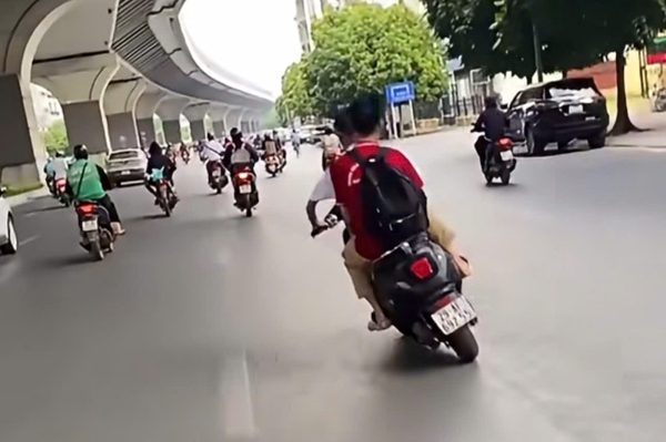 Con đi xe máy điện 'làm xiếc' trên đường, mẹ bị phạt 9 triệu