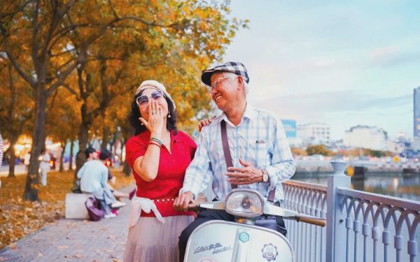 Con đường ngập lá vàng như 'mùa thu TP.HCM' hút nhiều người đến chụp ảnh