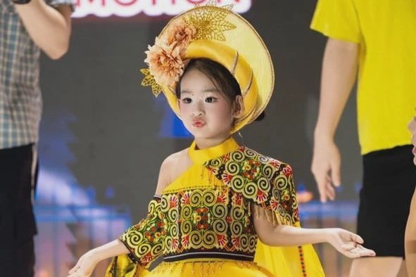 Con gái Á hậu Trúc Ny 3 tuổi dạn dĩ trên sàn diễn, giao tiếp nhiều ngôn ngữ