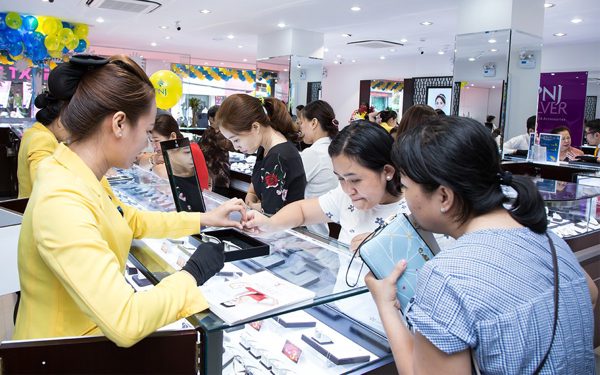 Con gái bà Cao Thị Ngọc Dung bị bán giải chấp gần 3 triệu cổ phiếu PNJ