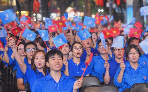 Con gái Đại tướng Nguyễn Chí Thanh đến chung vui với 70 thủ lĩnh thanh niên nhận giải thưởng mang tên cha