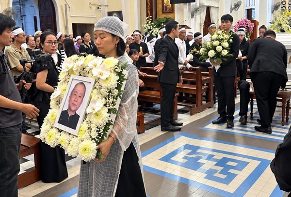 Con gái đau buồn ôm di ảnh, Hồng Ánh tiễn đạo diễn 'Đất phương Nam'
