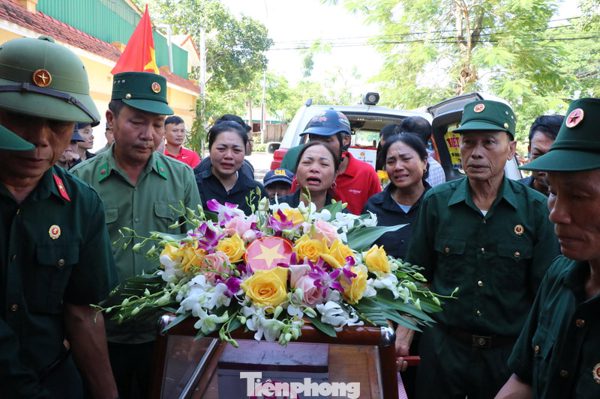 Con gái liệt sĩ bật khóc đón cha về quê sau gần 40 năm