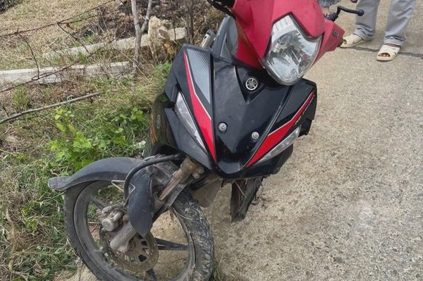 Con gái lớp 9 lái xe máy ngã tử vong, người bố bị khởi tố