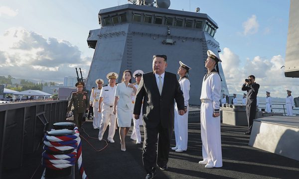 Con gái ông Kim Jong-un thị sát chiến hạm tối tân của Triều Tiên