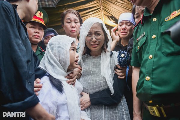 Con gái Trung tá Trần Văn Tùng: "Mẹ ơi đừng khóc, bố đi công tác mà..."