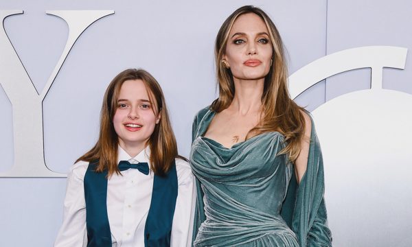 Con gái út Brad Pitt đăng thông báo bỏ họ bố