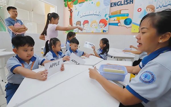 Con học tiểu học trường công, mỗi năm phụ huynh TP.HCM tốn bao nhiêu?