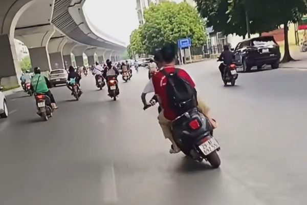 Con lái xe lạng lách trên đường, mẹ bị phạt 9 triệu đồng