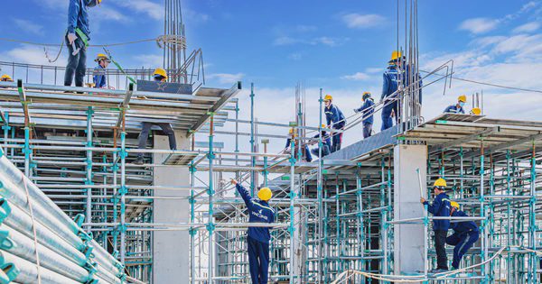 “Cơn lốc” tuyển dụng chưa từng có từ tỷ phú Phạm Nhật Vượng: Thợ xây, sơn, ốp lát... lương tới 41 triệu đồng/tháng, đã có 120.000 công nhân vẫn tuyển thêm 80.000 người nữa