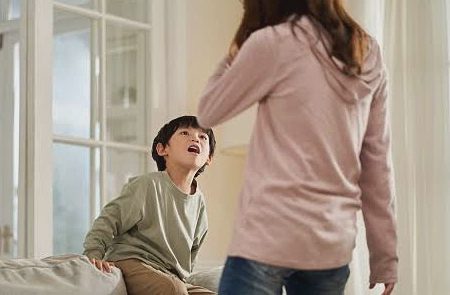 Con lớn vẫn được cha mẹ chuẩn bị từng bữa ăn, xếp từng chiếc áo