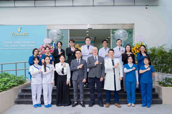 Con nổi nóng, bỏ học, đóng cửa phòng: Cha mẹ nên làm gì trước tiên?