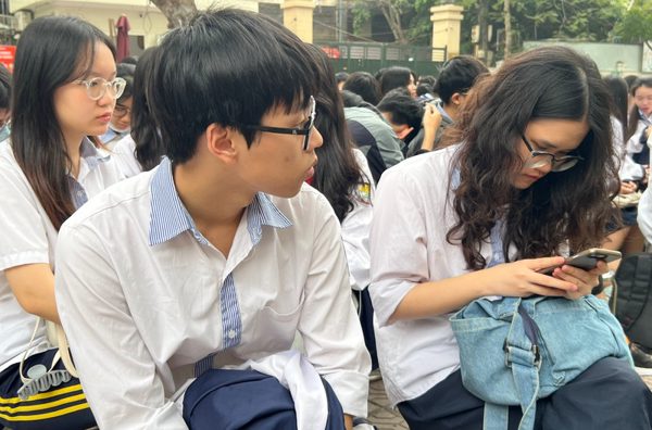 Con ôm máy tính cả tối, phụ huynh lo quá lệ thuộc AI
