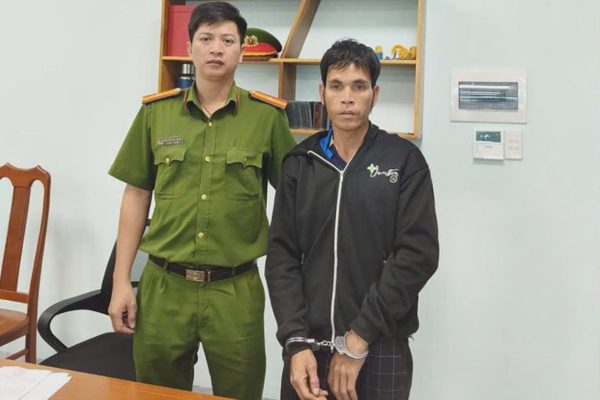 Con trai đổ xăng đốt nhà vì thấy bừa bộn khiến cha tử vong