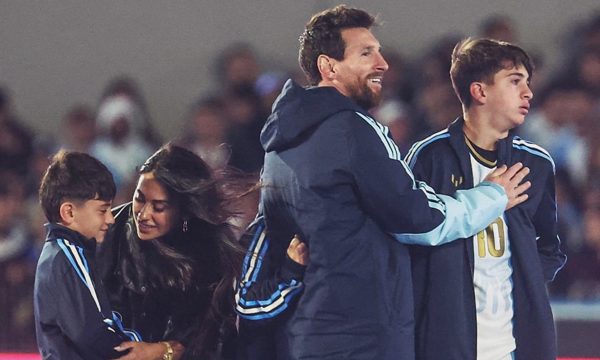 Con trai quẹt nước mắt khi Messi đá trận cuối cho Argentina