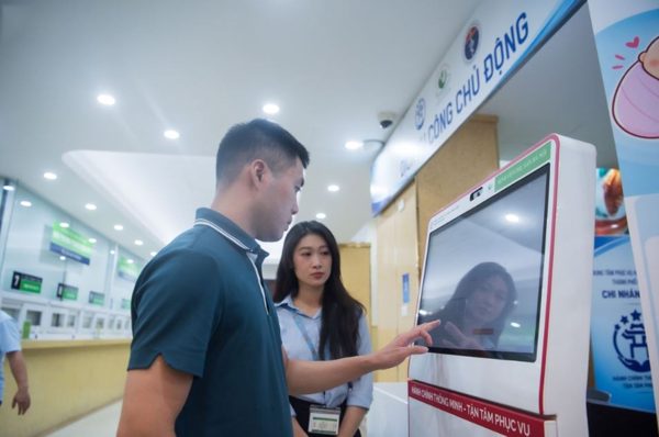 Con vừa chào đời, bố làm thủ tục khai sinh trong 10 phút ngay tại viện