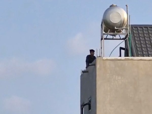 Công an bao vây ngôi nhà có 2 người nghi ngáo đá cầm kiếm cố thủ