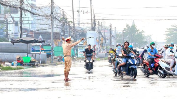 Công an Cần Thơ hỗ trợ người dân đi lại an toàn trong triều cường