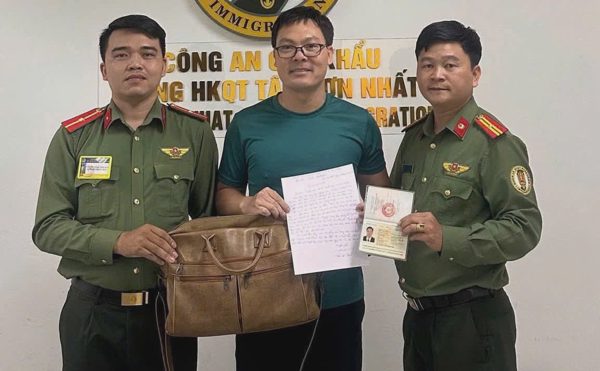 Công an cửa khẩu Tân Sơn Nhất tra soát, tìm lại tài sản cho nhiều hành khách để quên