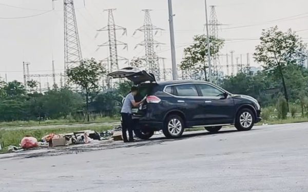 Công an đang tìm người đàn ông lái ô tô đi bỏ rác bên đường