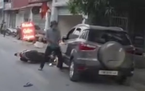 Công an đang truy bắt người đàn ông dùng dao đâm nhiều nhát vào tài xế ô tô