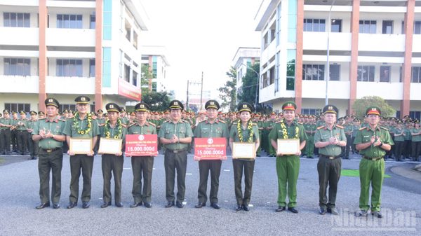 Công an Đồng Tháp khen thưởng tập thể, cá nhân có thành tích xuất sắc
