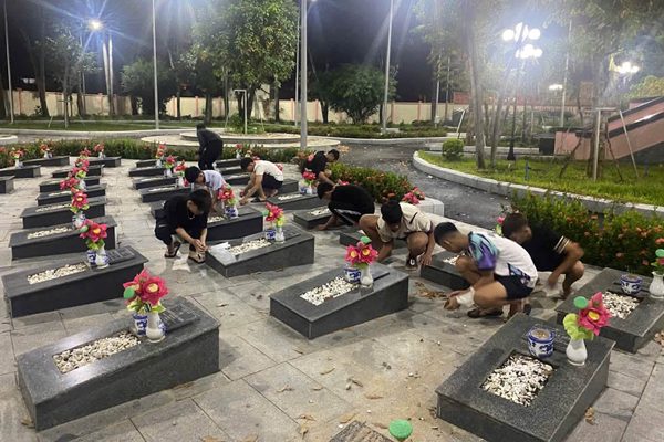 Công an đưa 20 thiếu niên chuẩn bị đánh nhau đi nhổ cỏ, quét dọn nghĩa trang liệt sĩ