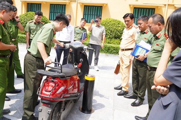 Công an Hà Nội nghiên cứu dùng cột chặn xe tự động ở phố đi bộ hồ Hoàn Kiếm