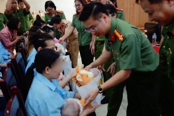 Công an Hà Nội tổ chức tư vấn, khám sức khỏe cho phạm nhân nữ