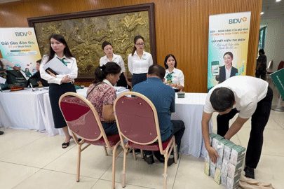Công an hộ tống người dân nhận bao tải tiền bồi thường ở Vành đai 1 về tận nhà