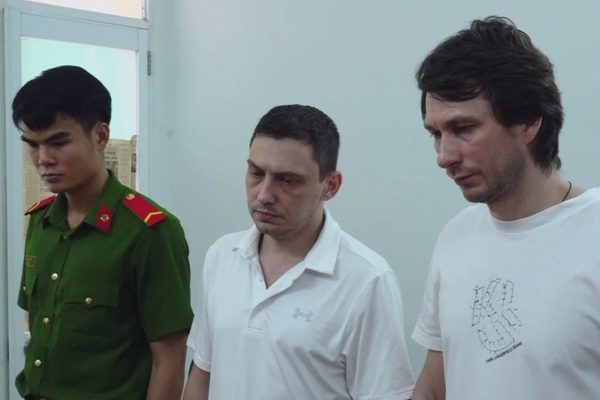 Công an Khánh Hòa bắt giữ 2 người đàn ông nước ngoài bị truy nã đỏ