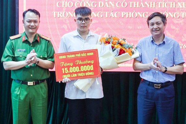 Công an khen thưởng nam sinh lớp 12 dũng cảm chống trả 'cẩu tặc'